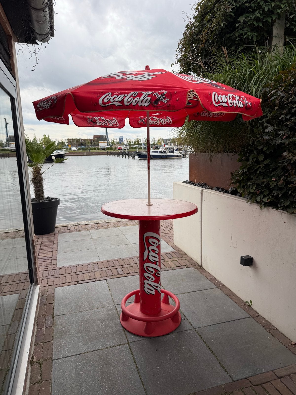 Coca-Cola parasol met statafel - Unieke set!, Tuin en Terras, Parasols, Ophalen of Verzenden, Gebruikt, 1 tot 2 meter, Stokparasol