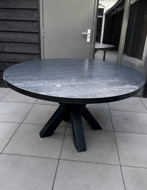 Stoere massief teak ronde zwarte eettafel | stalen x-poot, Ophalen, Stoer, Rond, Zo goed als nieuw