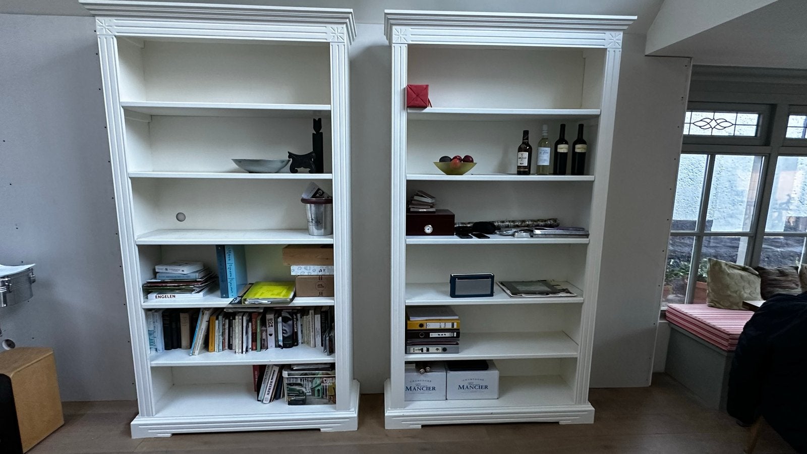 Grote witte boekenkasten (2) met sierlijke details, Huis en Inrichting, Ophalen, Met plank(en), Gebruikt, 100 tot 150 cm