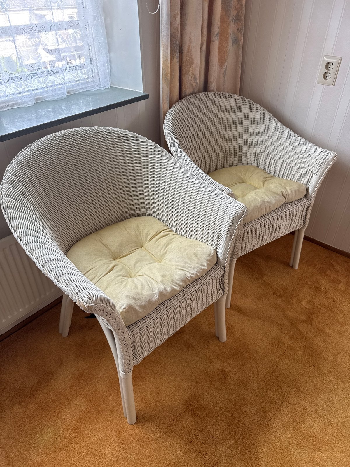 Set van 2 Witte Rotan Stoelen met Kussens, Huis en Inrichting, Stoelen, Ophalen, Gebruikt, Twee, Wit