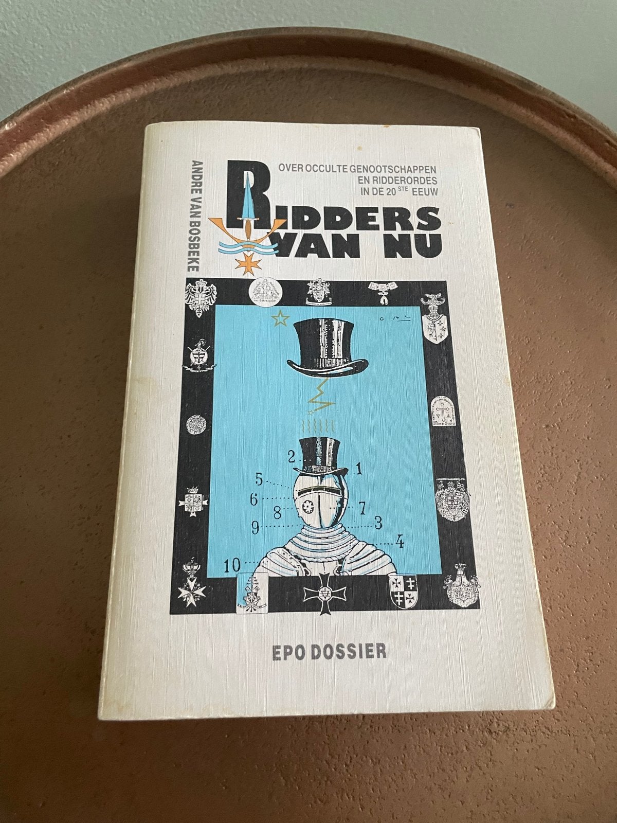 Zeldzaam boek: Ridders van Nu door André van Bosbeke, Ophalen of Verzenden, Gelezen, België