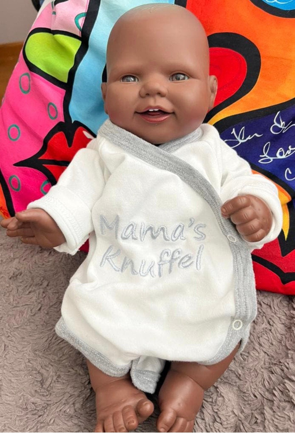 Donkere Jongens Babypop 33 cm ZGAN. + 2 pakjes. Merk FALCA, Kinderen en Baby's, Speelgoed | Poppen, Ophalen of Verzenden, Zo goed als nieuw