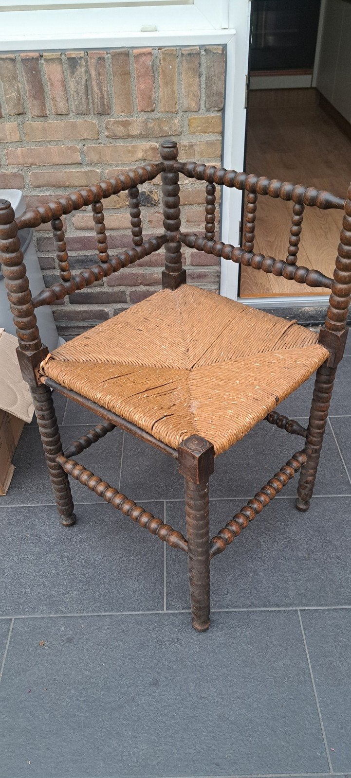 Antieke bobbin hoekstoel / knobbelstoel met biezen zitting, Antiek en Kunst, Ophalen