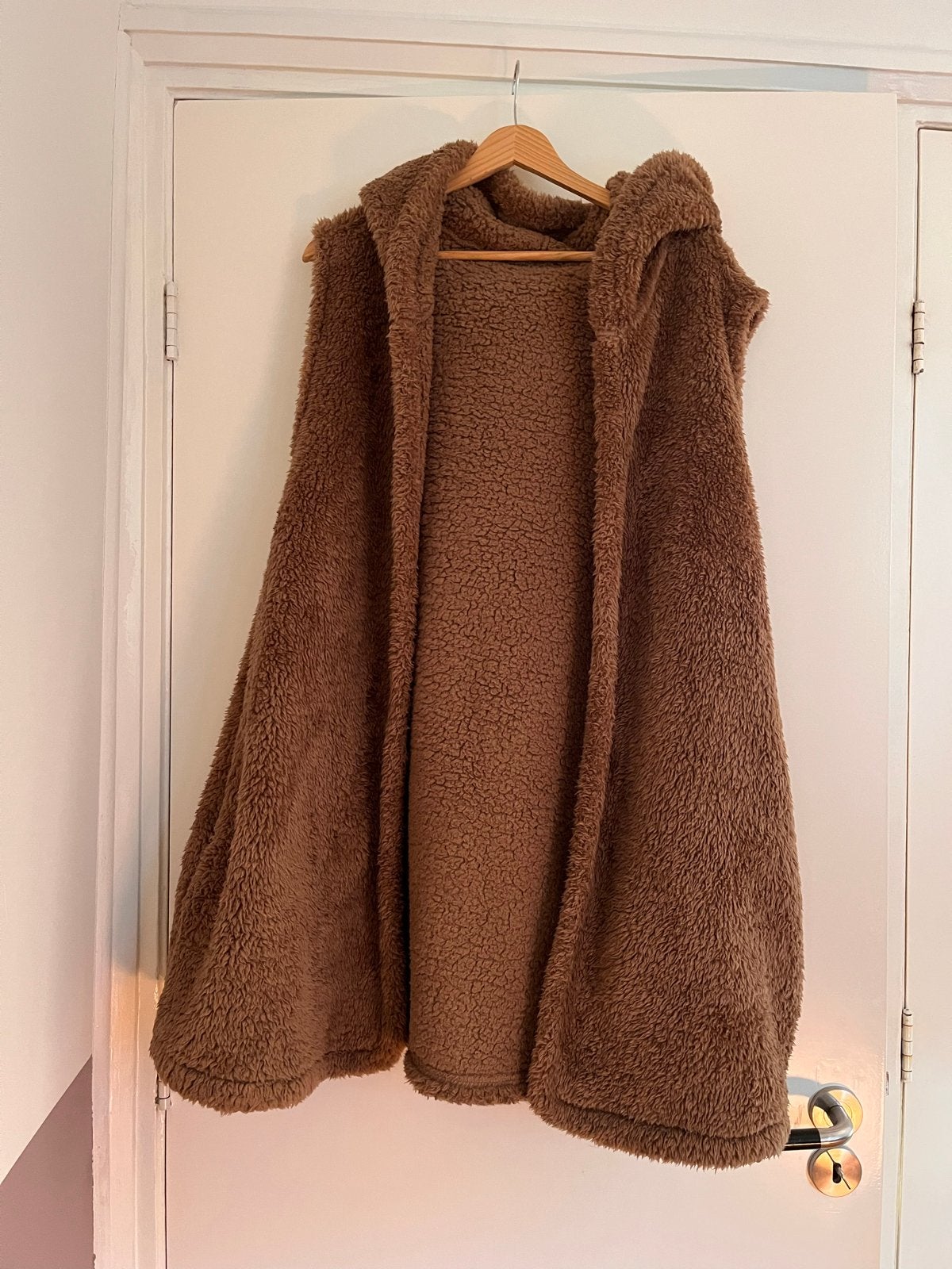 Bruin teddy gilet met capuchon - Maat 54/56, Ophalen of Verzenden, Nieuw, Maat 46/48 (XL) of groter, Bruin