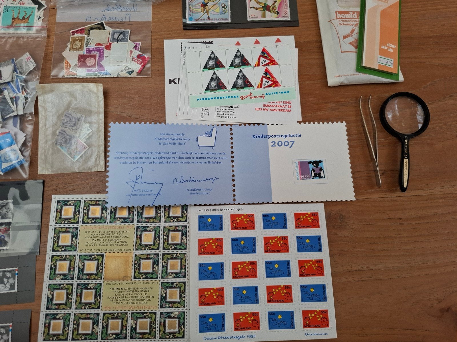 Schoenendoos met postzegels en zegelstrips, vergrootglas en, Postzegels en Munten, Ophalen of Verzenden