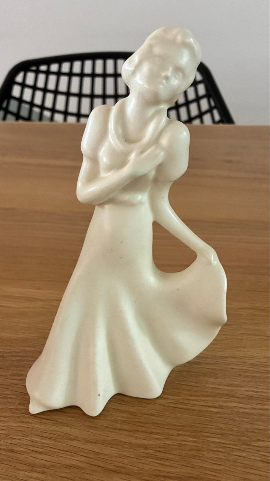 Vintage beeldje van vrouw in jurk - Crèmekleurig, Antiek en Kunst, Kunst | Beelden en Houtsnijwerken, Ophalen, Minder dan 20 cm