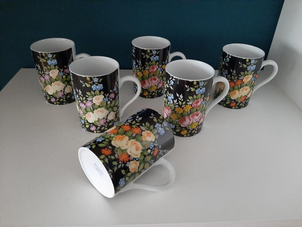 Zes mokken met bloemetjes van Konitz, Ophalen of Verzenden, Zo goed als nieuw, Overige stijlen, Kop(pen) en/of Schotel(s)