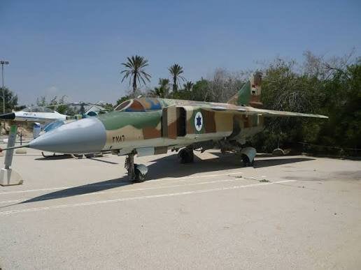 Hobby Master HA5315 | Mikoyan - Gurevich MIG-23ML Flogger, Ophalen, Schaalmodel, Nieuw, Pilot Station