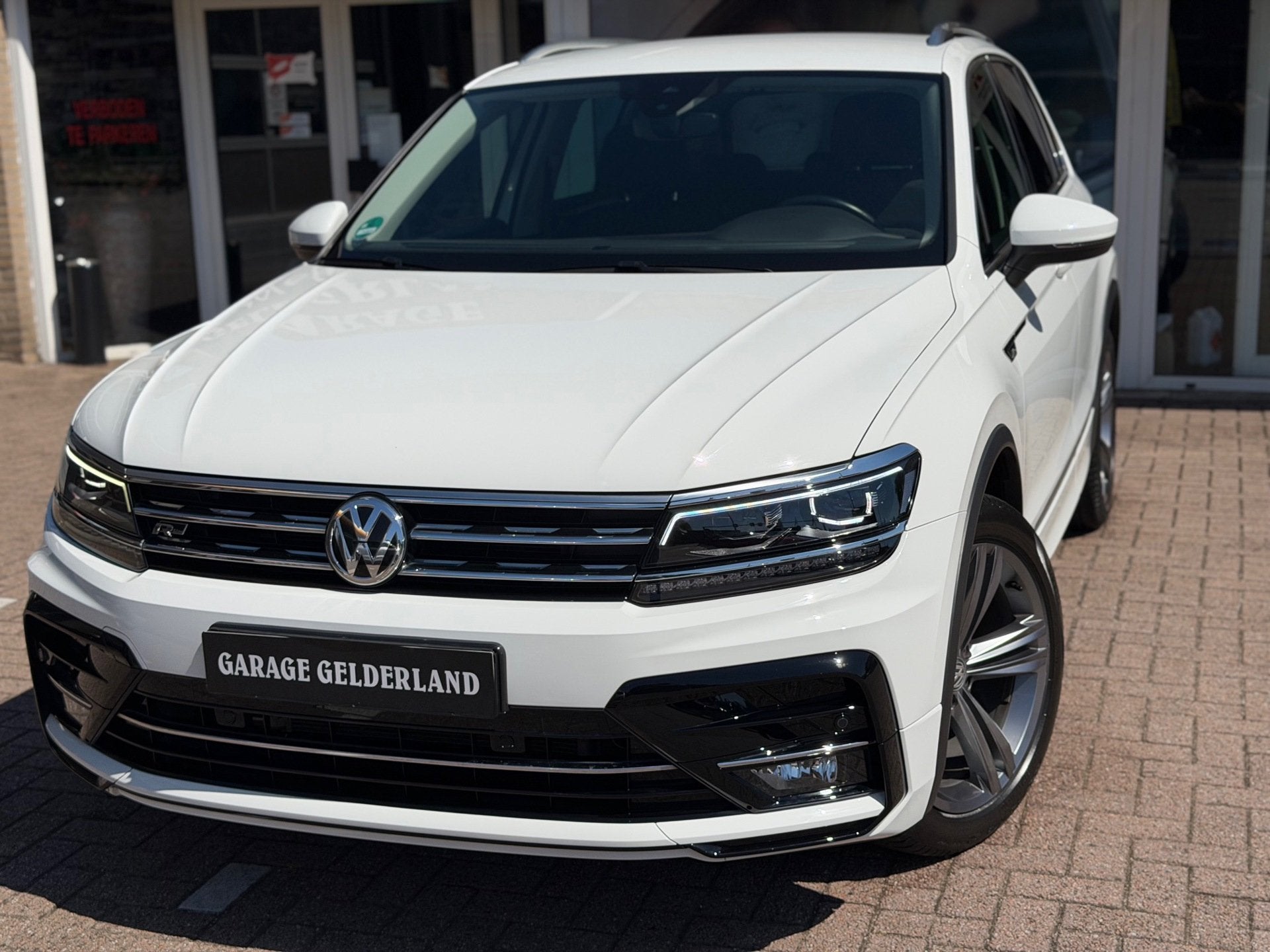 Volkswagen Tiguan 1.5 TSI R-Line | Virtual-Cockpit | Trekhaa, Auto's, Automaat, Dealer onderhouden, Gebruikt, Zwart
