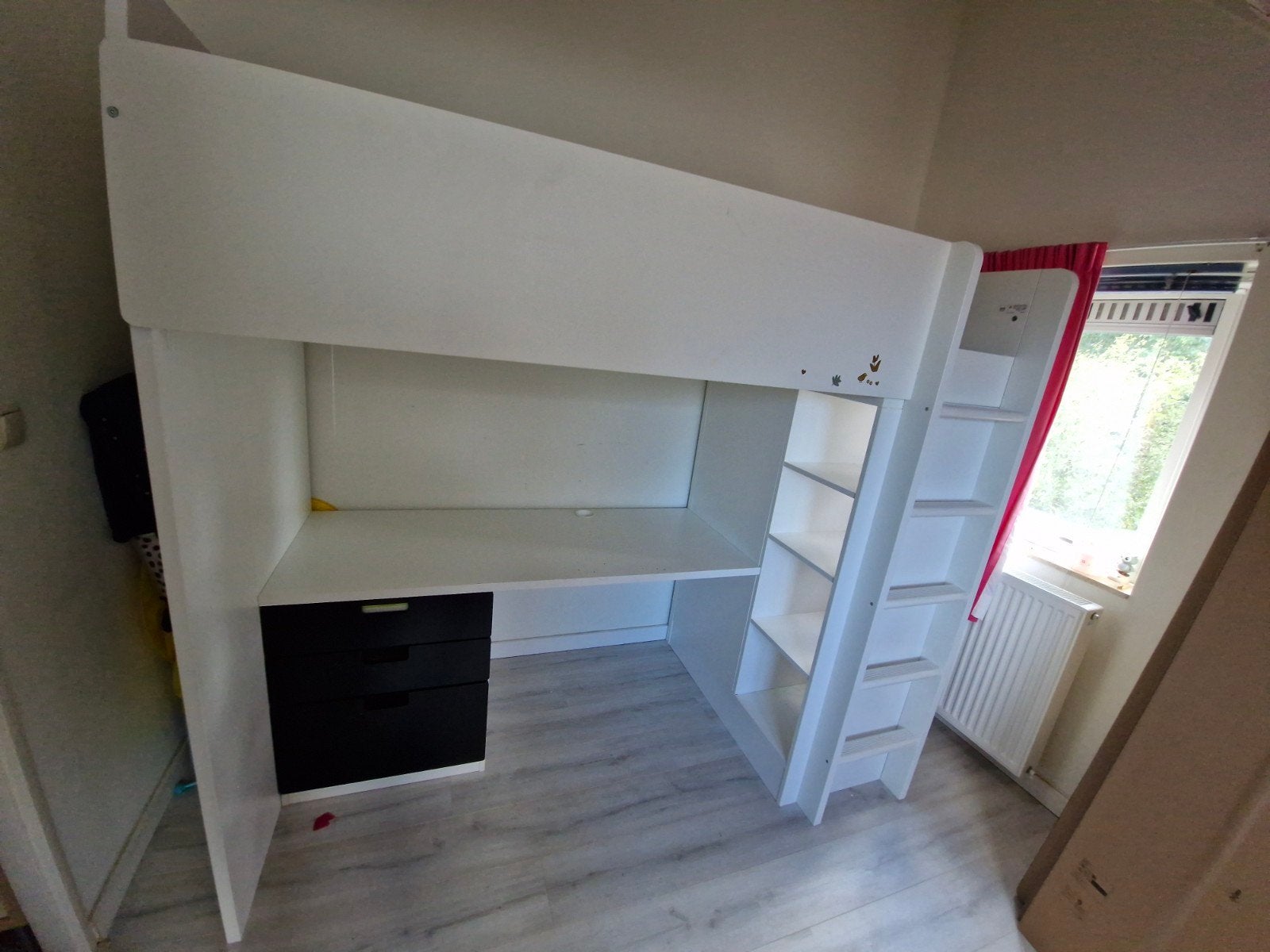 Ikea Smastad hoogslaper met bureau en kast, zwarte frontjes, Ophalen, 85 tot 100 cm, Gebruikt, Lattenbodem