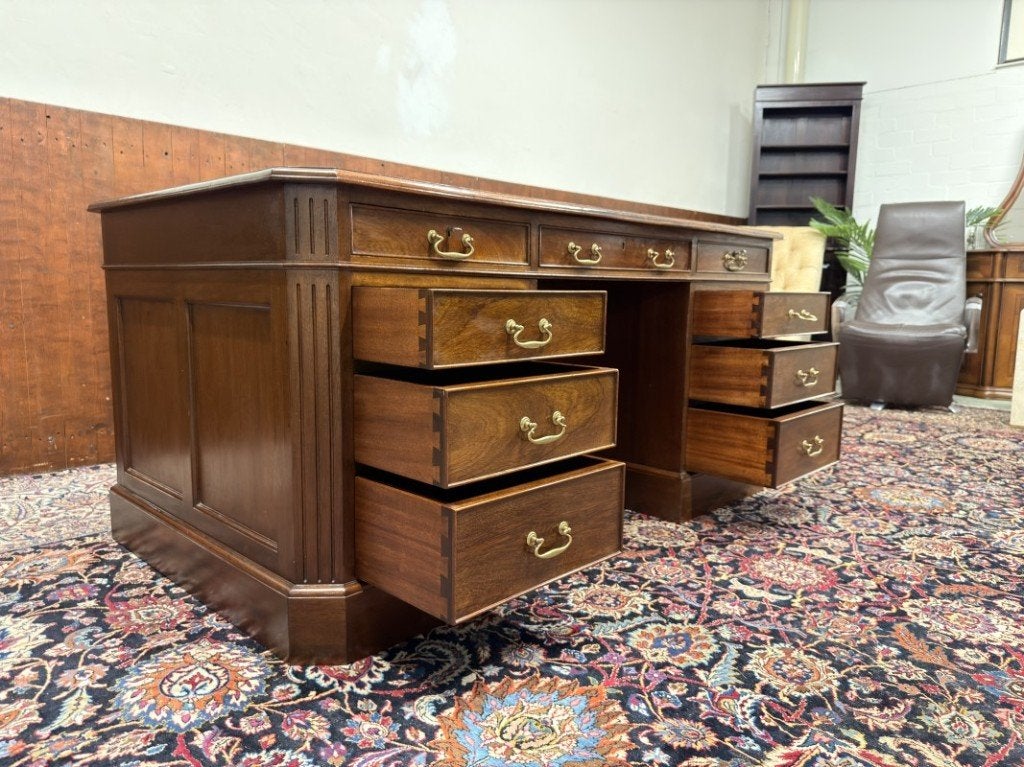 Foto 14 van Klassiek Engels Bureau met Bureaustoel