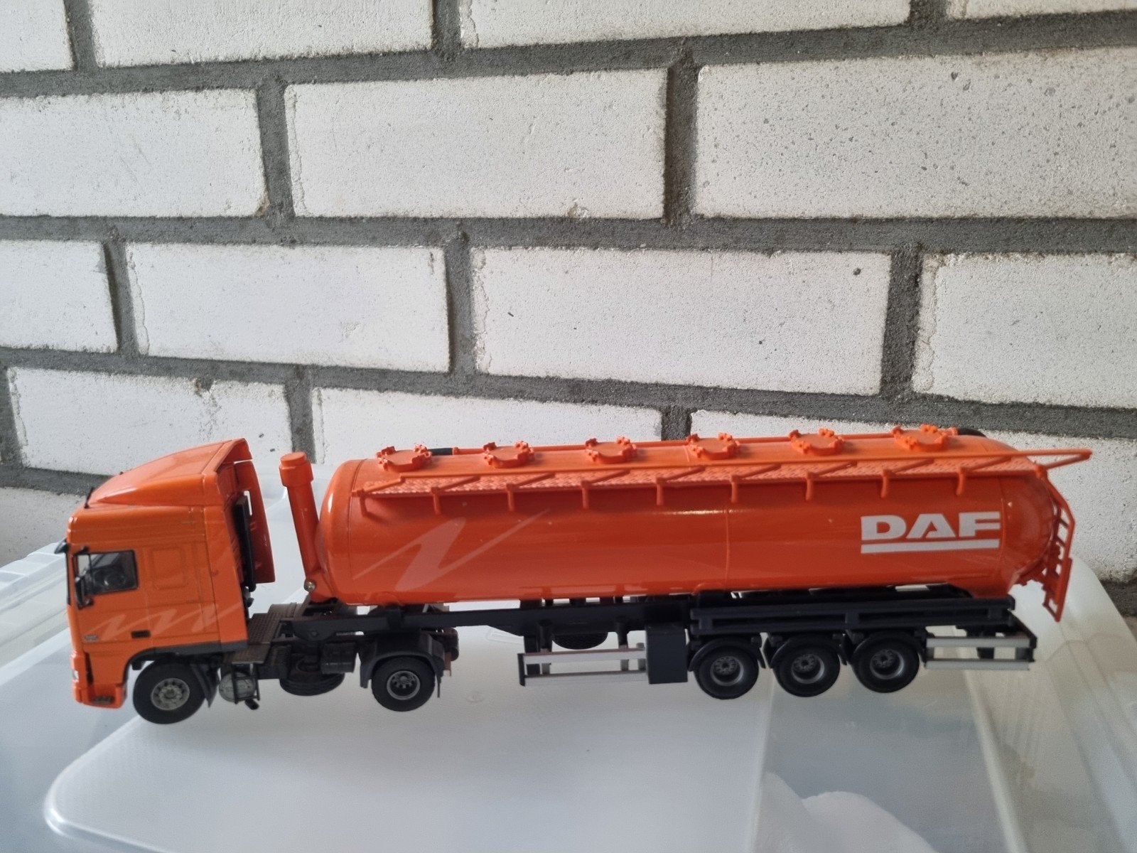 Miniatuur DAF vrachtwagen met tankoplegger, Overige merken, Gebruikt, 1:32 tot 1:50, Ophalen of Verzenden