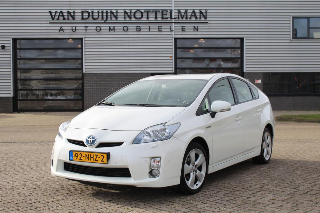 Toyota Prius 1.8 Dynamic / Leer / HUD / JBL / Camera / N.A.P, Gebruikt, Zwart, 4 cilinders, Wit