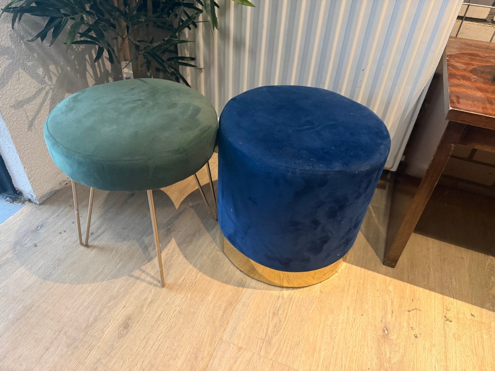 Set van 2 fluwelen poefjes - groen en blauw, Minder dan 50 cm, Rond, Ophalen of Verzenden, Zo goed als nieuw