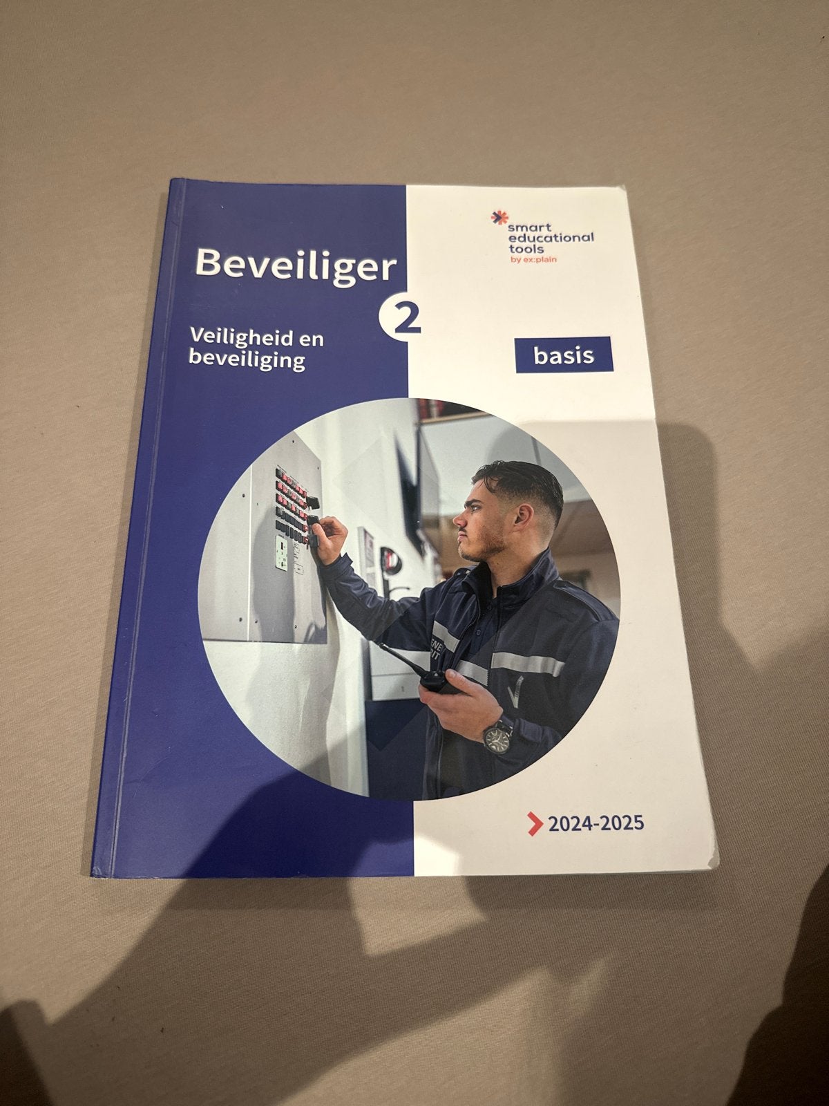 Beveiliger 2 Veiligheid en Beveiliging Basis (2024-2025), Boeken, Ophalen of Verzenden, Zo goed als nieuw, MBO