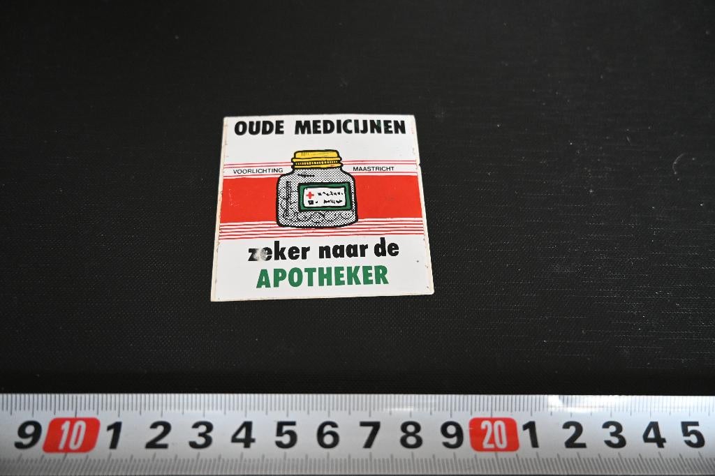 sticker Maastricht Oude medicijnen zeker naar de Apotheker, Ophalen, Zo goed als nieuw