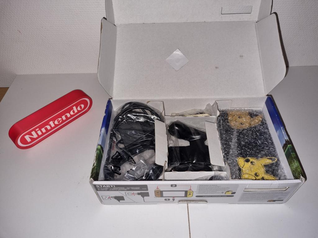Nintendo Switch Let's Go Pikachu Edition, Nintendo, Zo goed als nieuw, Nintendo of Europe GmbH, Goldsteinstrasse 235, 60528 Frankfurt am Main, Germany