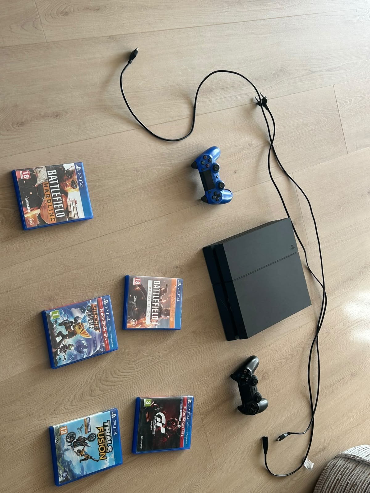 Playstation 4, 2 controllers en 5 games, Ophalen of Verzenden, Met 2 controllers, Slim