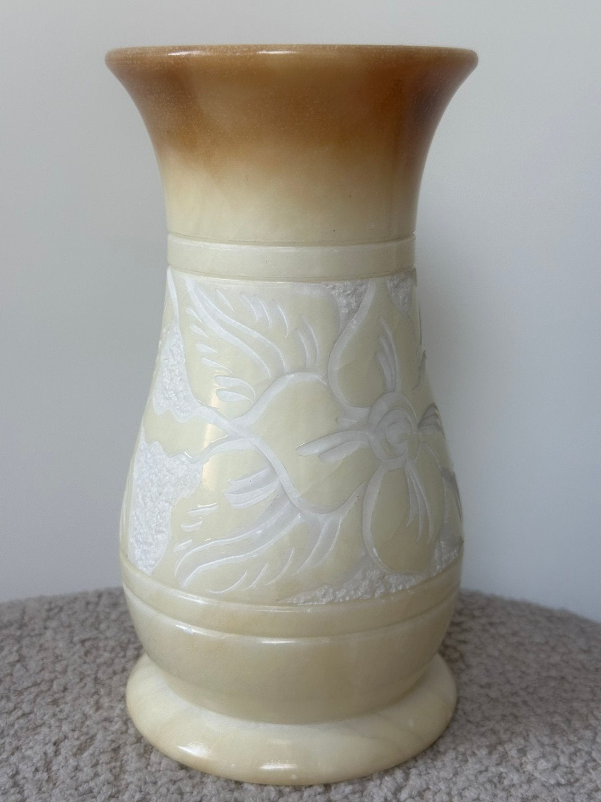 Vintage albasten vaas met handgesneden bloemenmotief, Ophalen of Verzenden