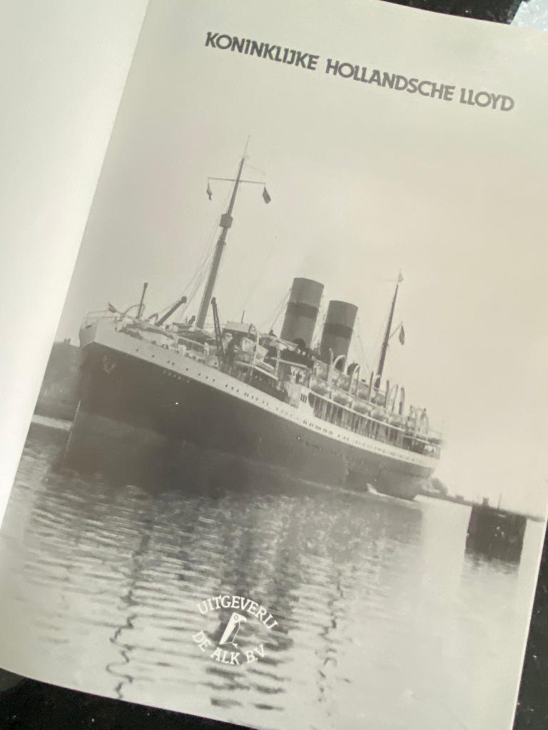 Koninklijke Hollandsche Lloyd wel en wee  A'damse rederij, Ophalen of Verzenden, Zo goed als nieuw, Motorboot of Zeilboot, Boek of Tijdschrift