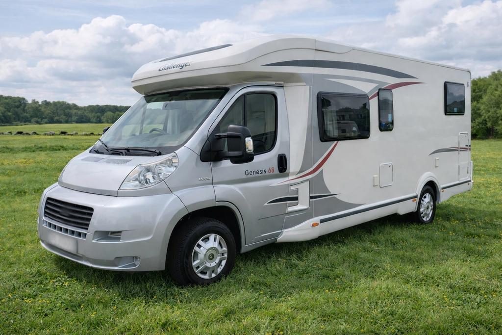 Mooie Challenger Genesis 68 Half-integraal Camper, Caravans en Kamperen, Ringverwarming, Fiat, 7 tot 12 maanden geleden, Koelkast