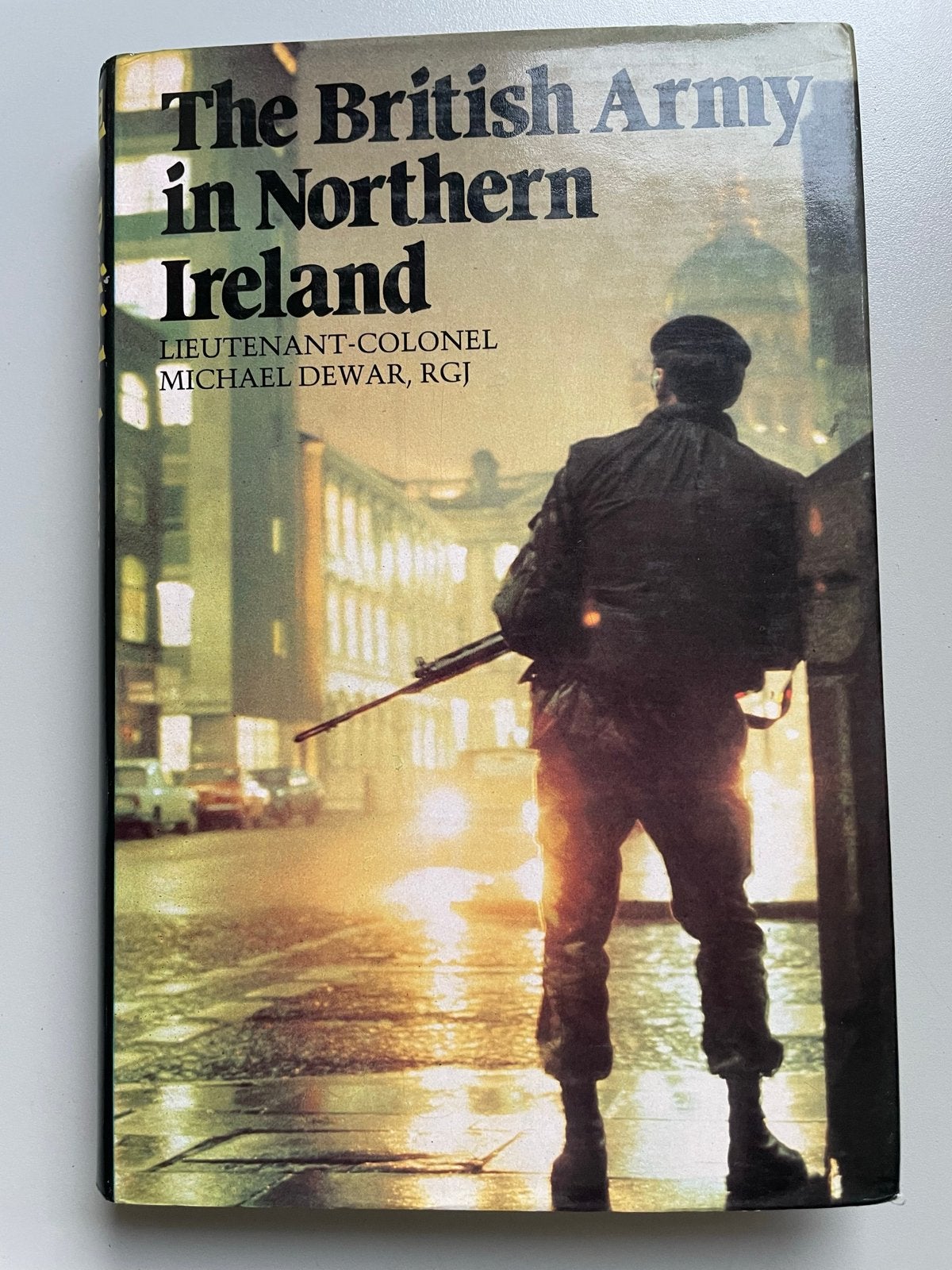 The British Army in Northern Ireland - Michael Dewar, Ophalen of Verzenden, 1945 tot heden, Gelezen, Landmacht