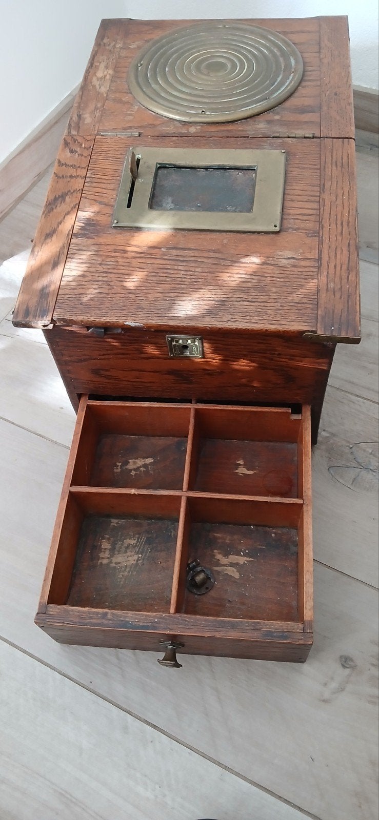 Antieke houten kassa met messing details, Ophalen