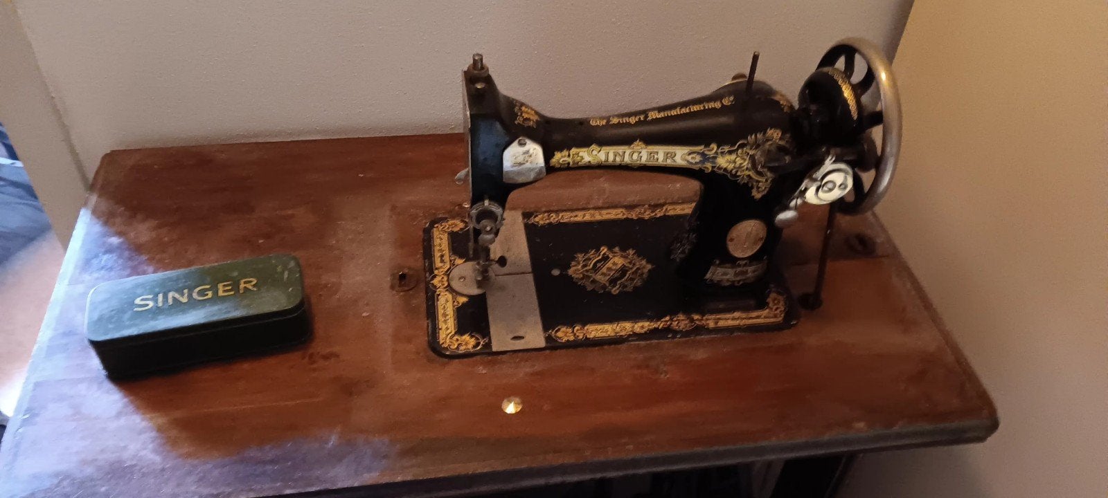 Antieke Singer Naaimachine met Tafel en Accessoires, Ophalen