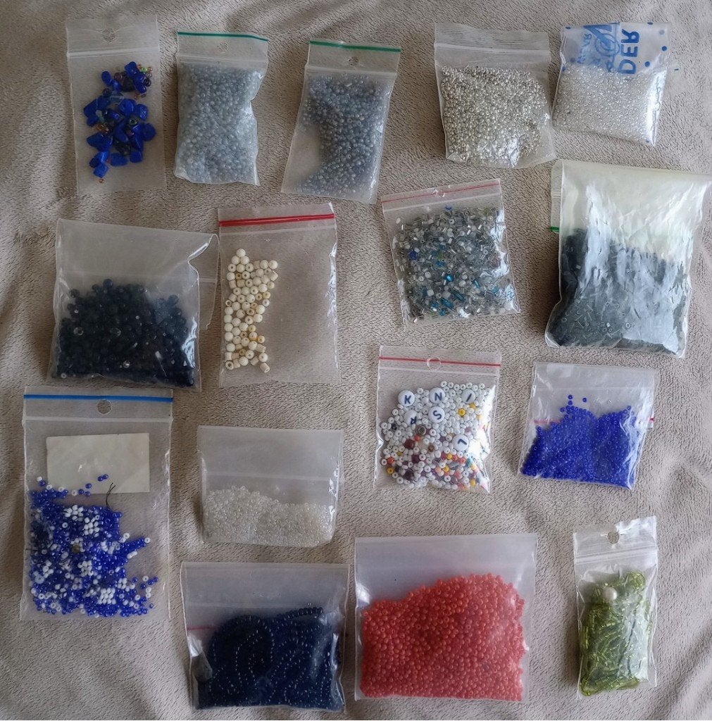 Alle 16 zakjes kleine kraaltjes €3,00 kleur rijgen ketting, Hobby en Vrije tijd, Kralen en Sieraden maken, Ophalen of Verzenden