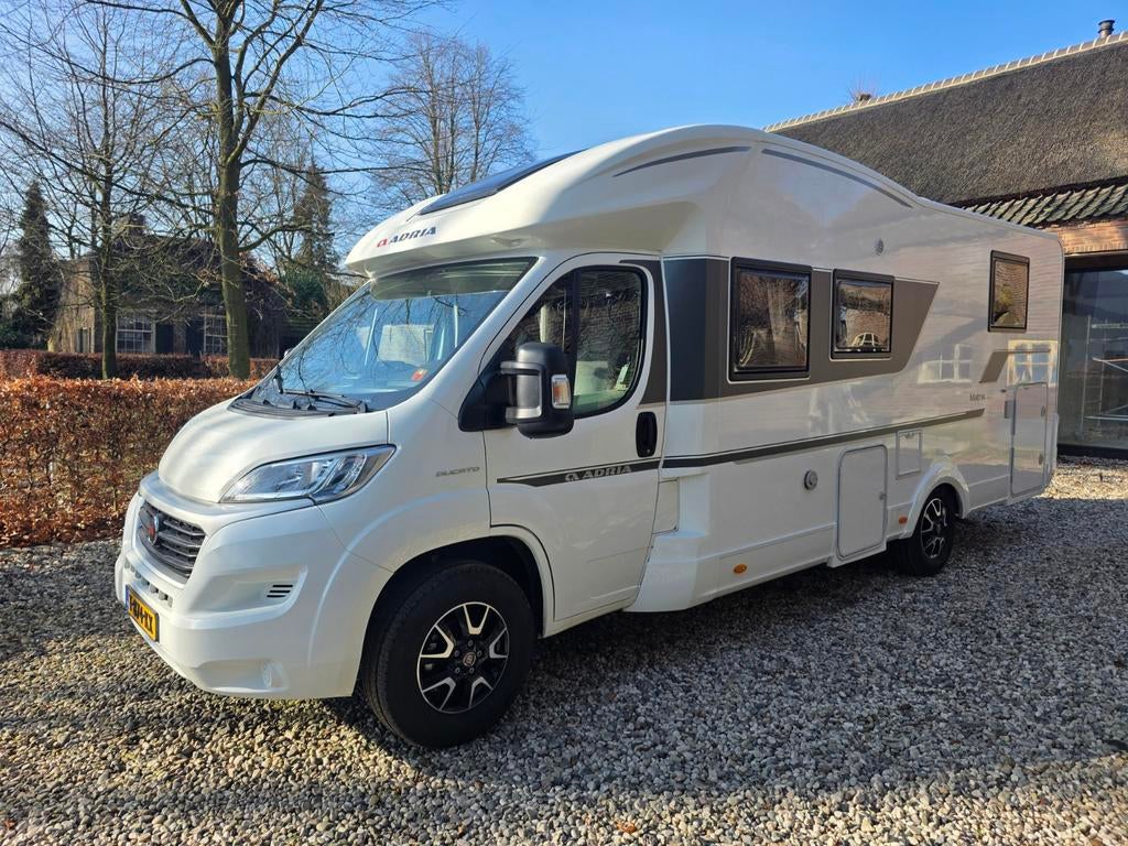Adria Matrix 670 DC Face to Face met Queensbed & Hefbed, Caravans en Kamperen, Campers, Bedrijf, tot en met 4, Half-integraal