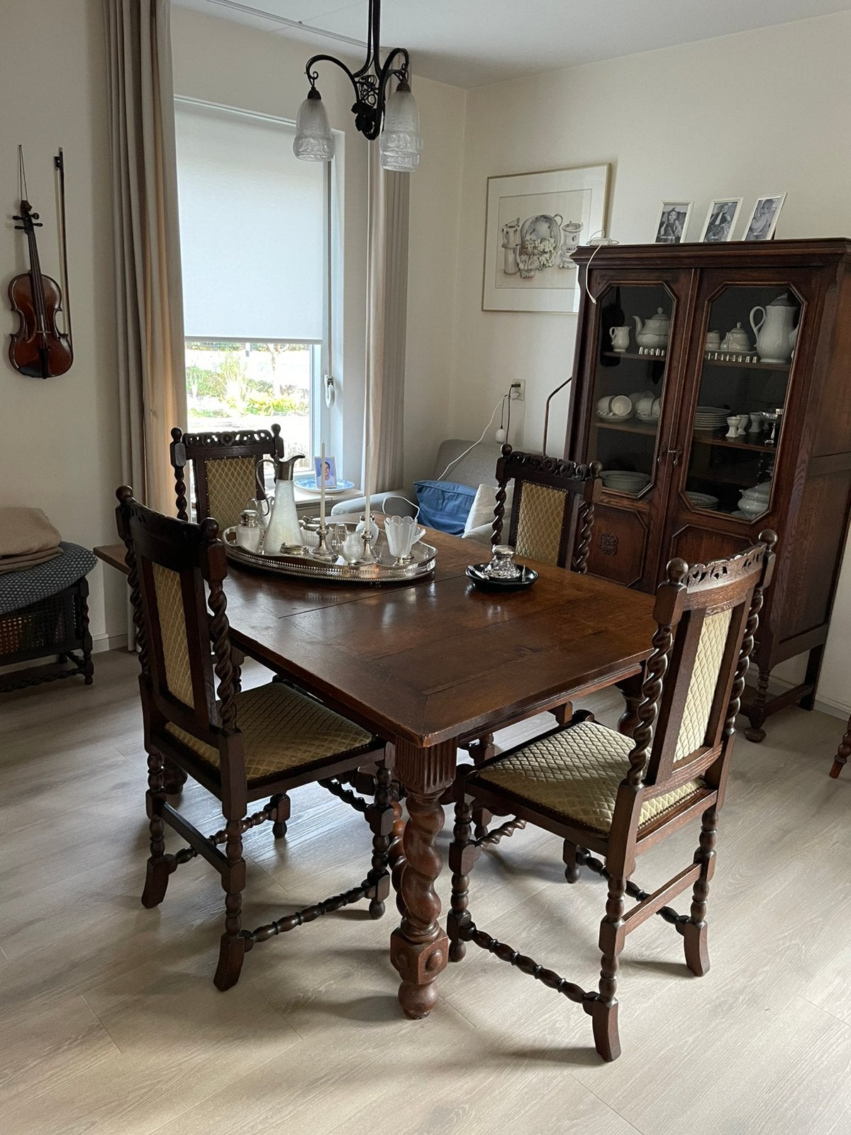 Antieke eettafel met bijbehorende stoelen ca. 1920, Ophalen, Zo goed als nieuw, Jacobean, 4 tot 6 stoelen