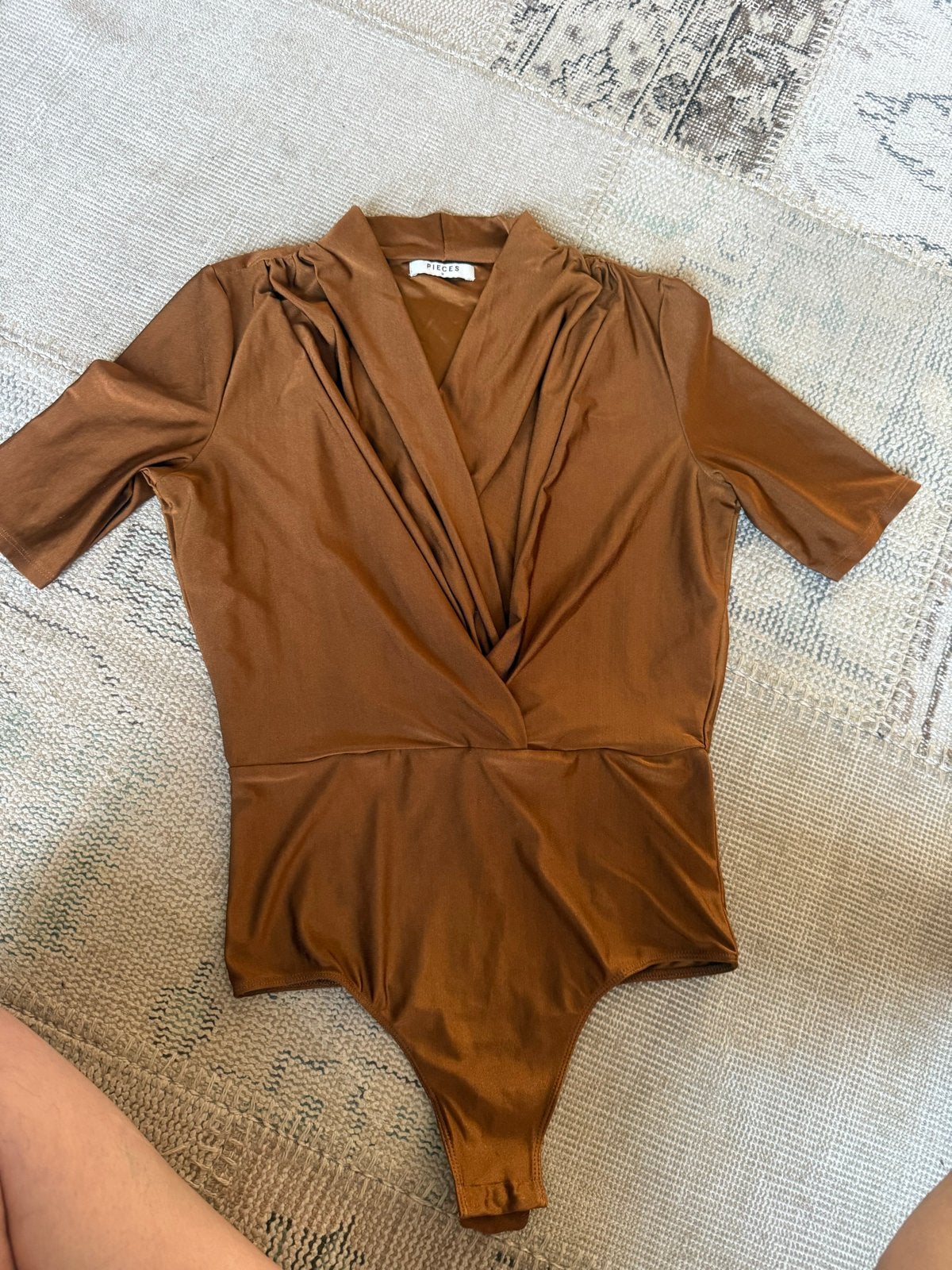 Pieces bruine bodysuit met korte mouwen, maat M, Maat 38/40 (M), Bruin, Ophalen of Verzenden, Zo goed als nieuw