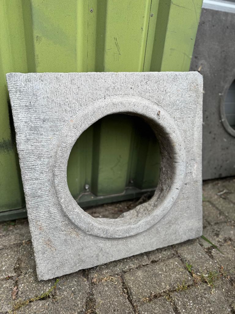 Hardsteen waterput rand antieke 57x57x12cm en 75x75x6cm.