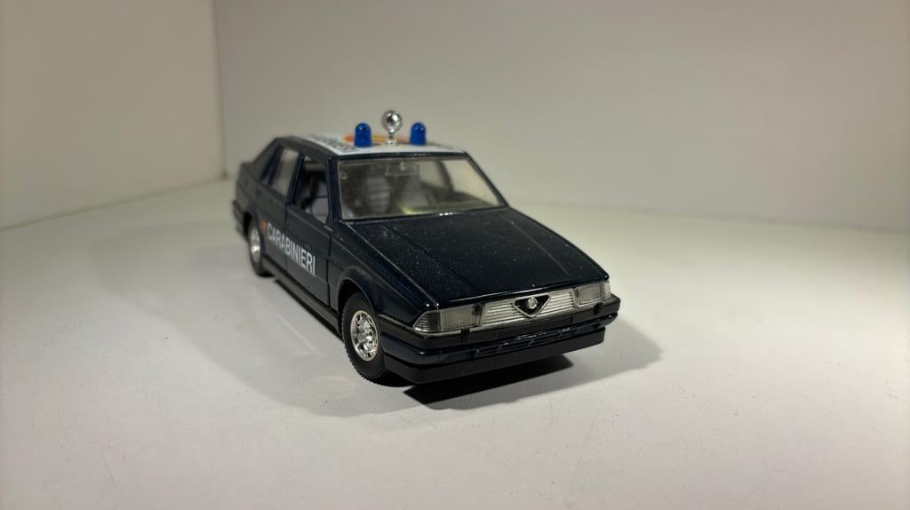 Alfa romeo 75 carabinieri Bburago 1.24, Hobby en Vrije tijd, Modelauto's | 1:24, Ophalen of Verzenden, Bburago, A, A
