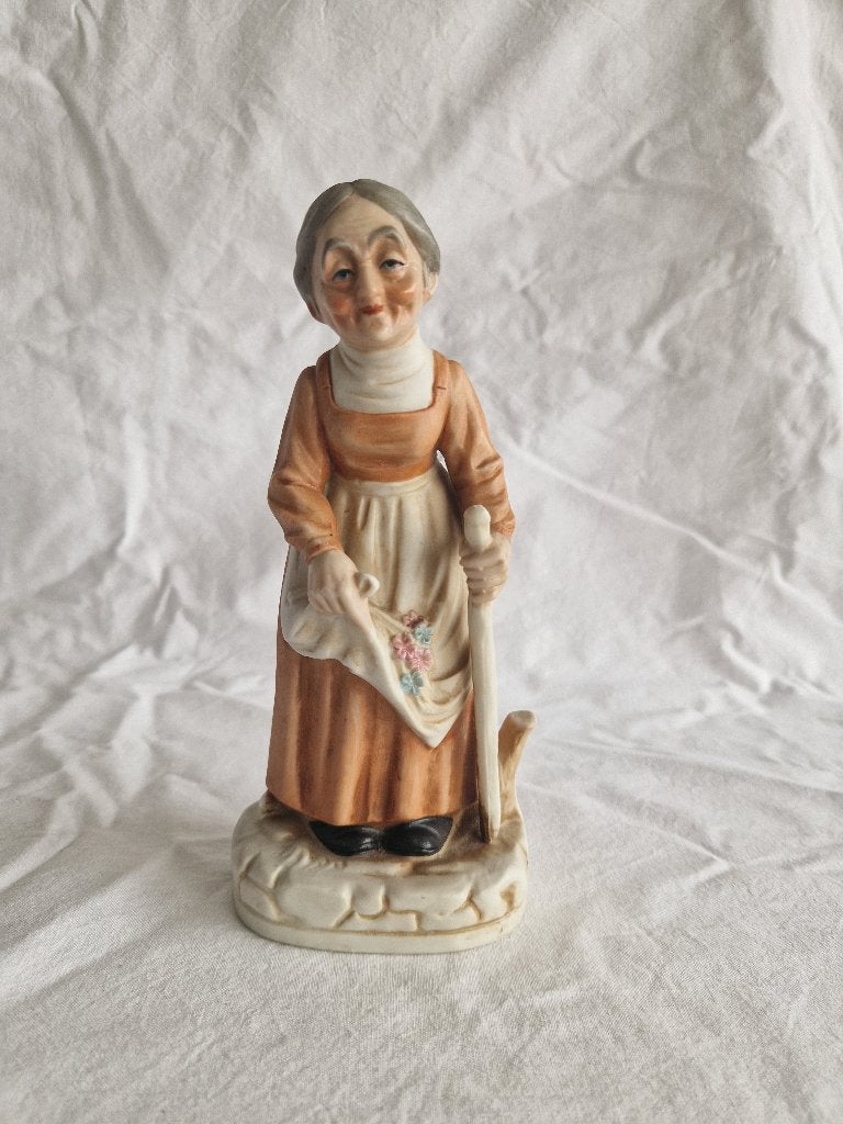 Beeldje Oude dame met wandelstok B009, Ophalen of Verzenden, Gebruikt, Mens