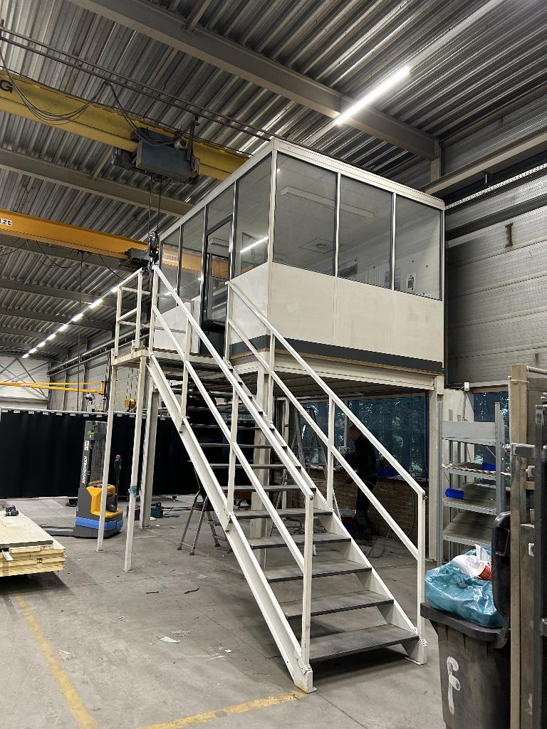 Kantoorunit met staanders en trap (gedemonteerd), Ophalen