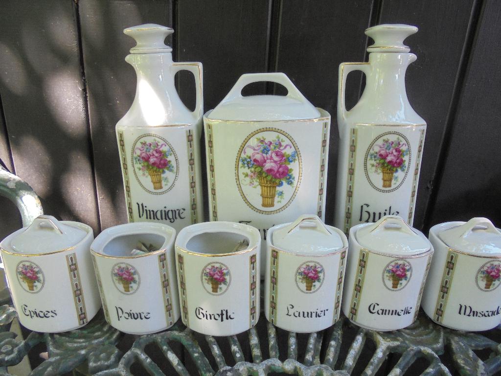 Voorraadset met Olie en Azijn kannetjes met roze roosjes, Antiek en Kunst, Ophalen of Verzenden