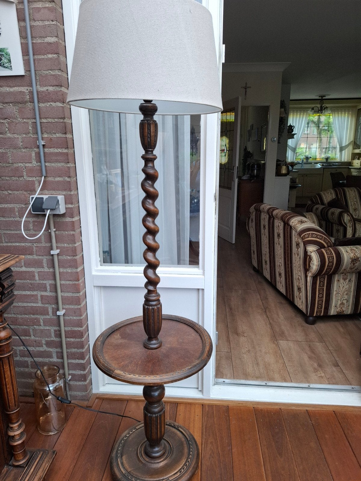 Antieke houten vloerlamp met gedraaide poot, Ophalen