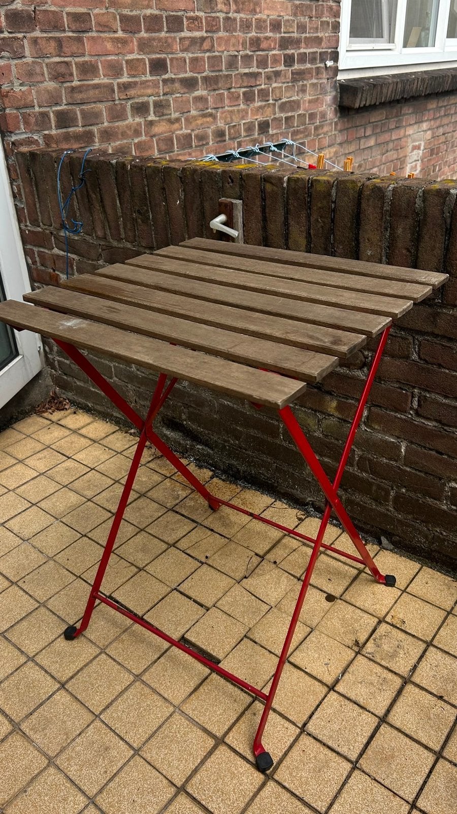 Houten klaptafel met rood metalen onderstel, Ophalen, Gebruikt, Rechthoekig, Hout