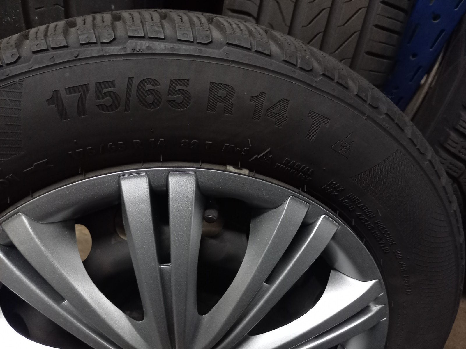 winterbanden 175 65 15 continental met stalen velgen ford ka, Ophalen, 14 inch, 175 mm, Banden en Velgen