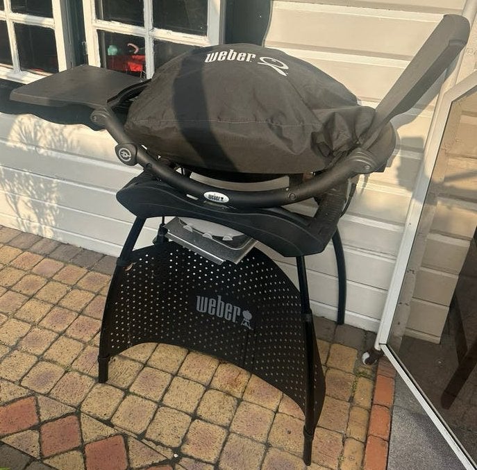 Weber elektrische bbq met onderstel en hoes, Ophalen, Zo goed als nieuw
