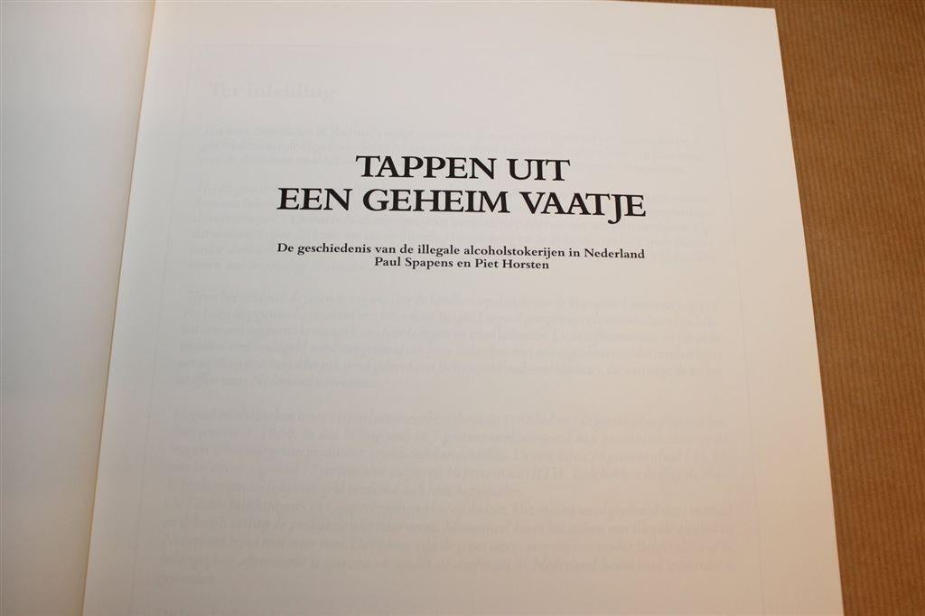 Tappen uit een Geheim Vaatje — Illegale Stokerijen NL, Ophalen of Verzenden, Gelezen