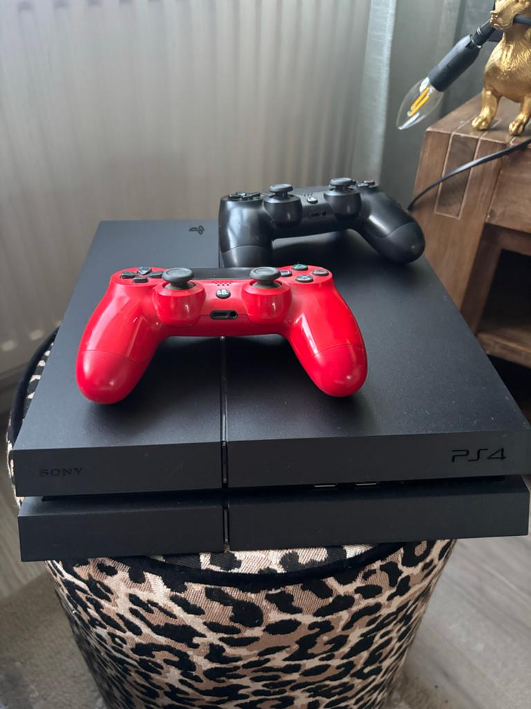 Playstation 4 met 2 controllers en 7 spellen, Ophalen, Met 2 controllers, Original, Gebruikt