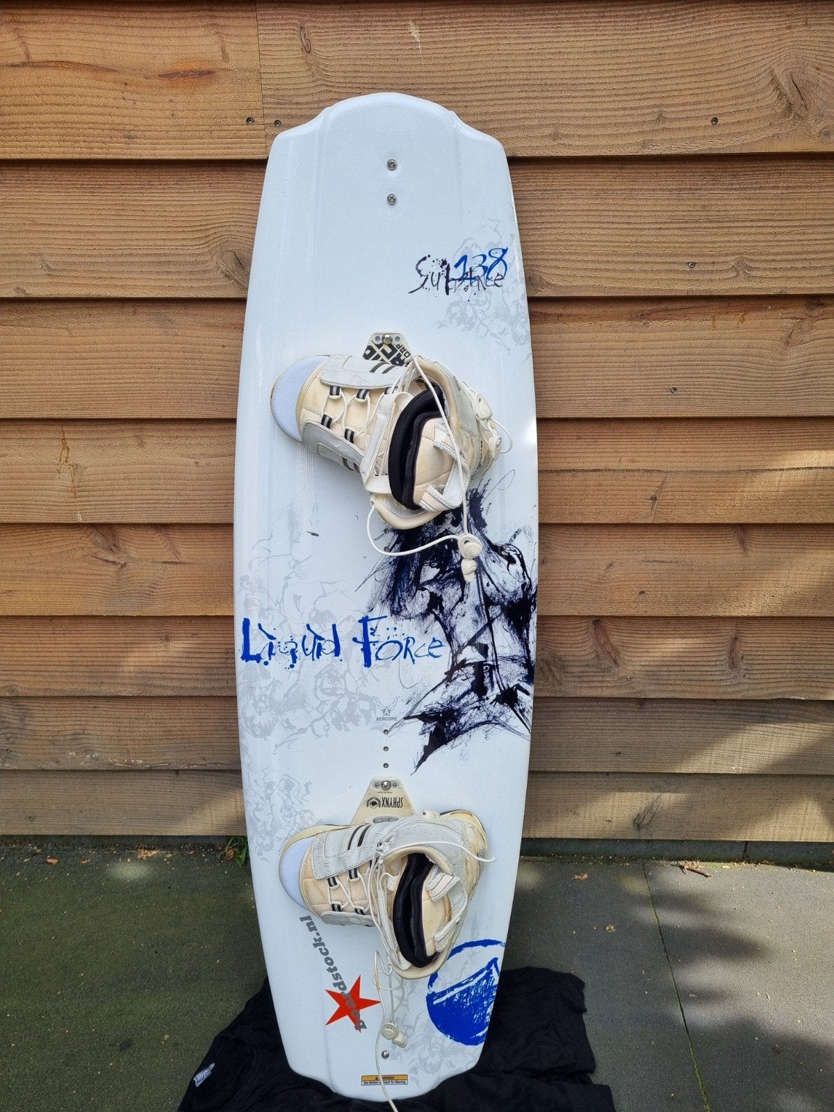 Liquid Force Substance 138 cm wakeboard met bindingen, Watersport en Boten, Wakeboarden, Ophalen, Gebruikt