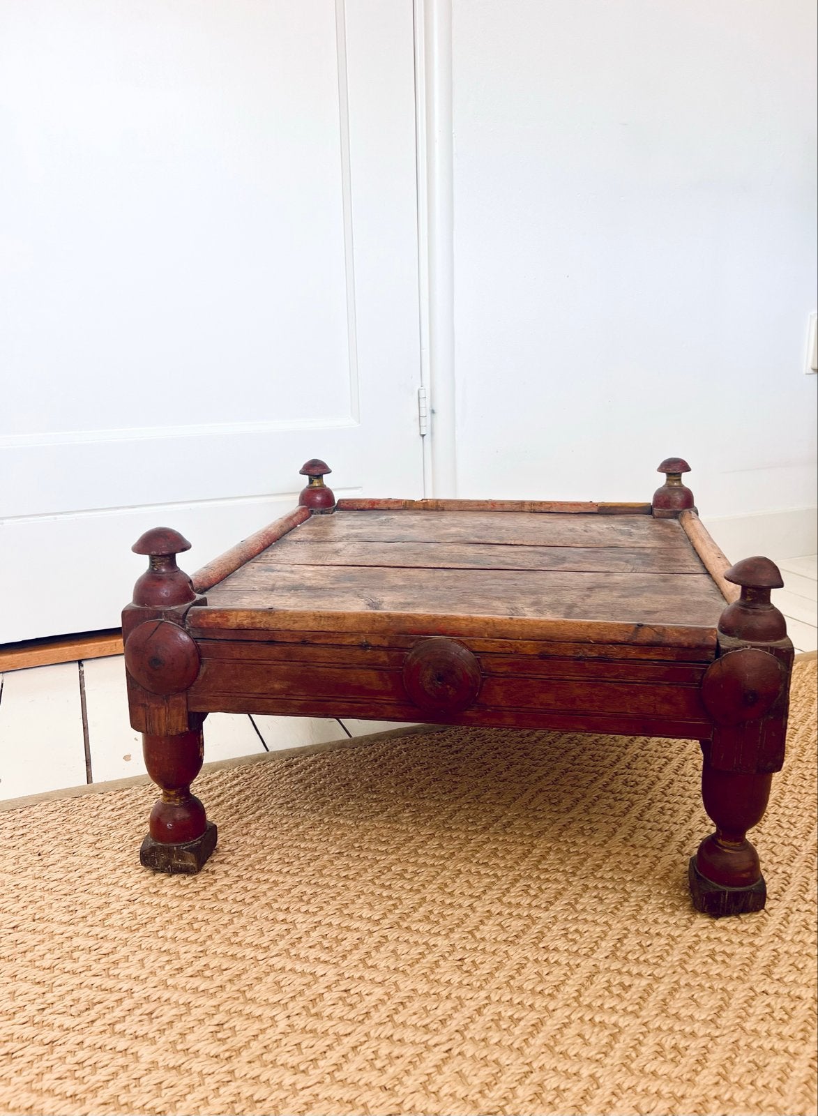 Antieke houten lage Indiase tafel, Ophalen