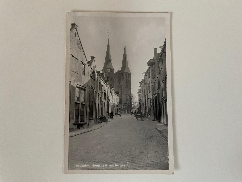 D036 Oude ansichtkaart Deventer : Bergstraat met Bergkerk, Ophalen of Verzenden, Voor 1920, Ongelopen, Overijssel