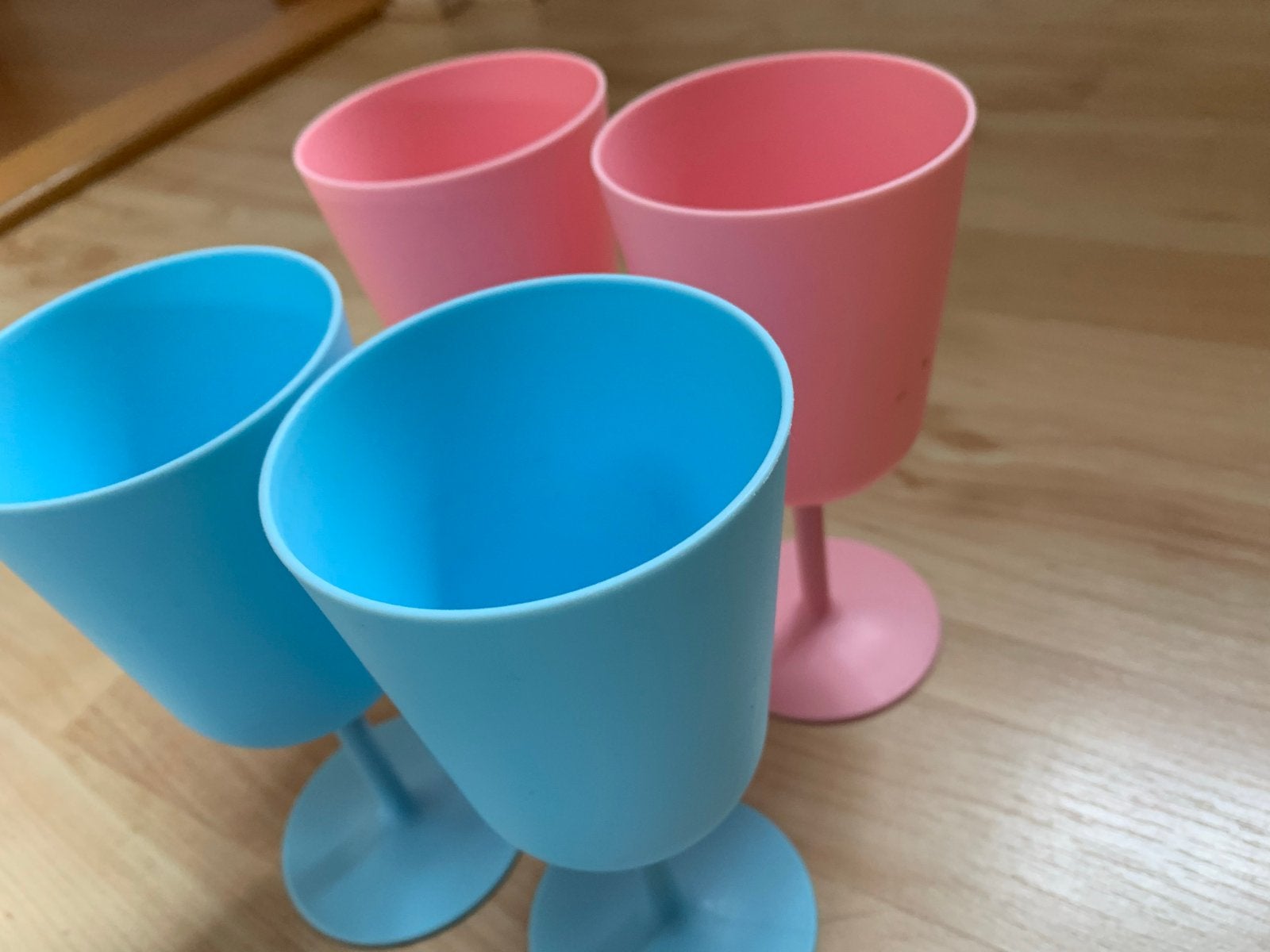 Set van 4 vrolijke kunststof wijnglazen (roze en blauw), Caravans en Kamperen, Ophalen of Verzenden, Nieuw