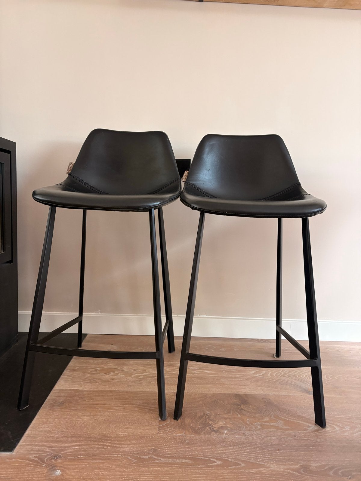 Set van 2 Dutchbone barkrukken, zwart leer en metaal, Ophalen, Gebruikt, Met voetsteun, 60 tot 90 cm
