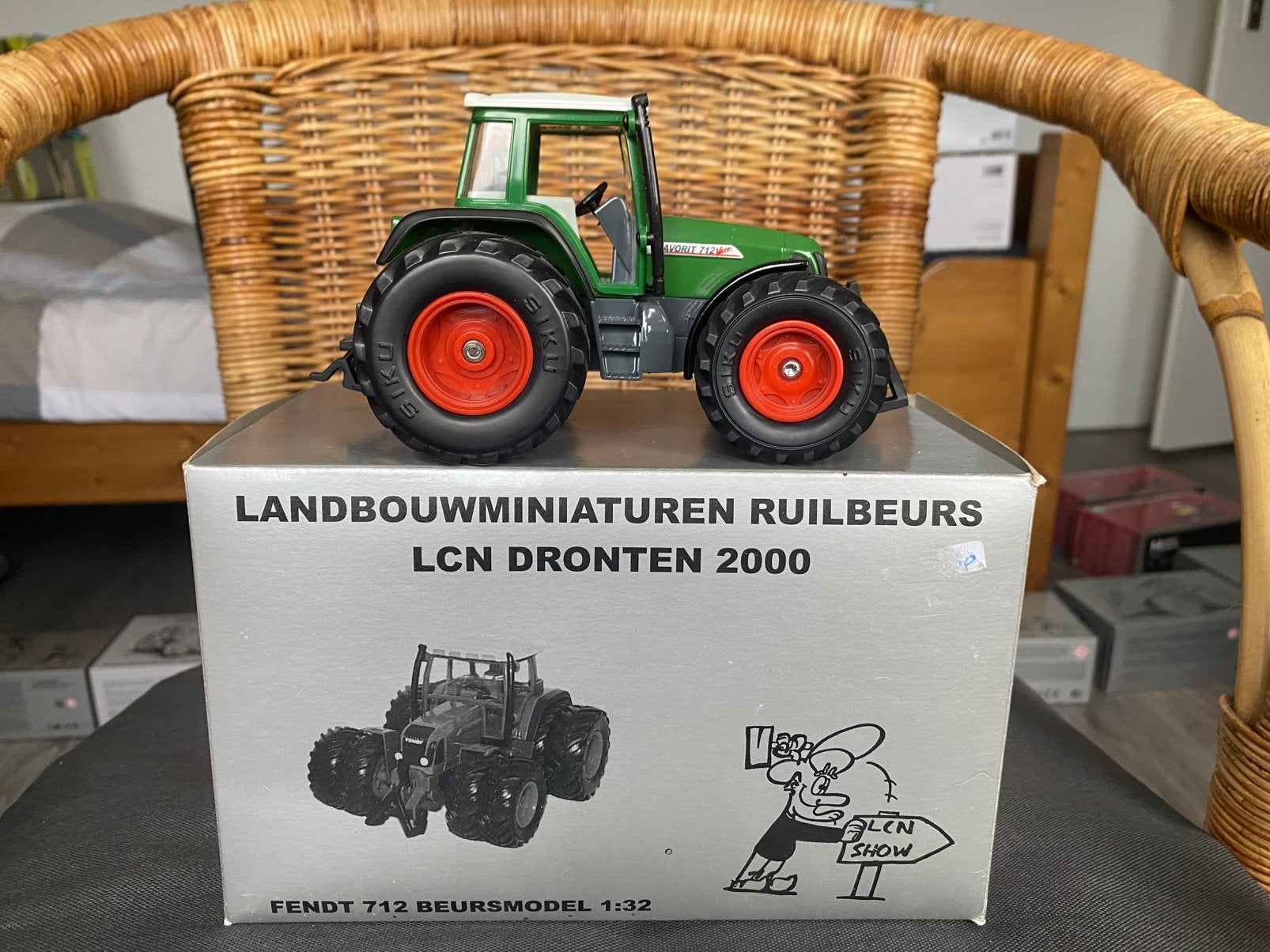 Fendt Favorit 712 Vario LCN Dronten 2000 Beursmodel – 1:32, Ophalen of Verzenden, Nieuw, 1:32 tot 1:50, Italeri