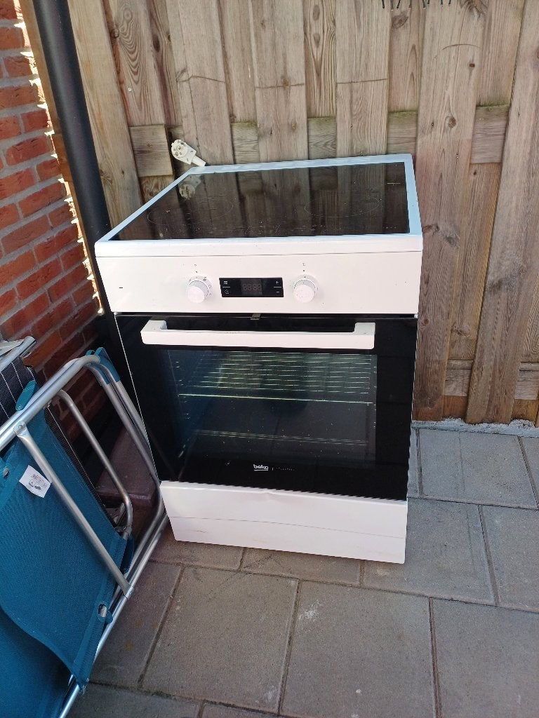Elektrisch fornuis oud ijzer gratis, Witgoed en Apparatuur, Ophalen, 4 kookzones, Niet werkend, Vrijstaand